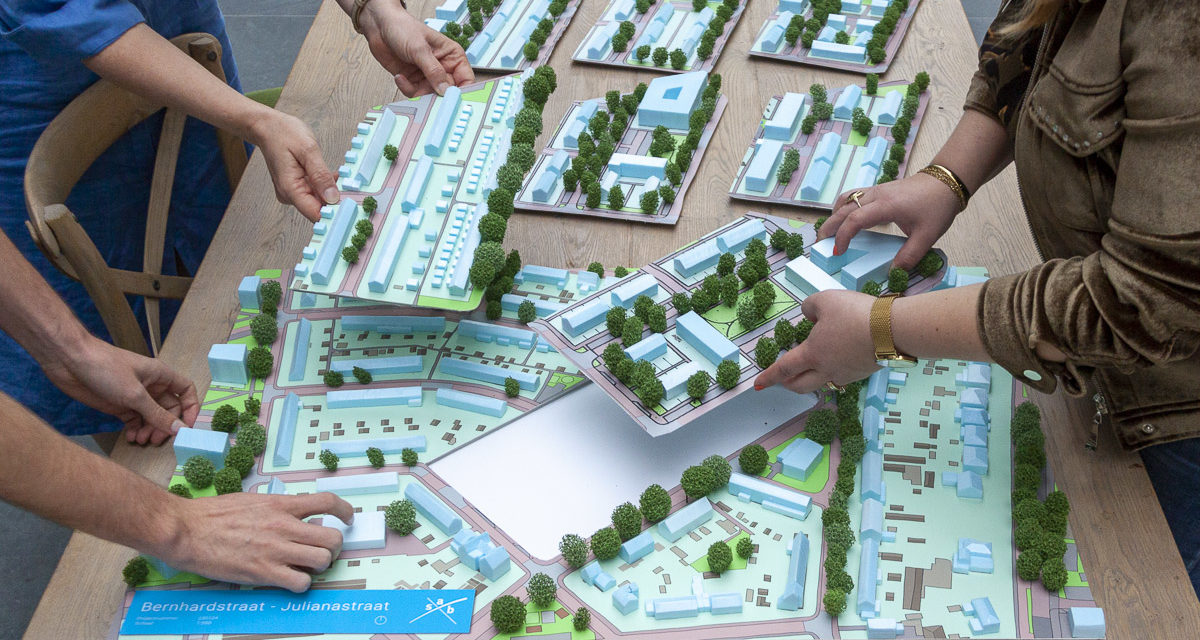 Bij een bewonersavond voor de Oranjebuurt in Breukelen zijn wensen van bewoners vertaald naar verschillende ontwerpen, tastbaar gepresenteerd als maquettes.