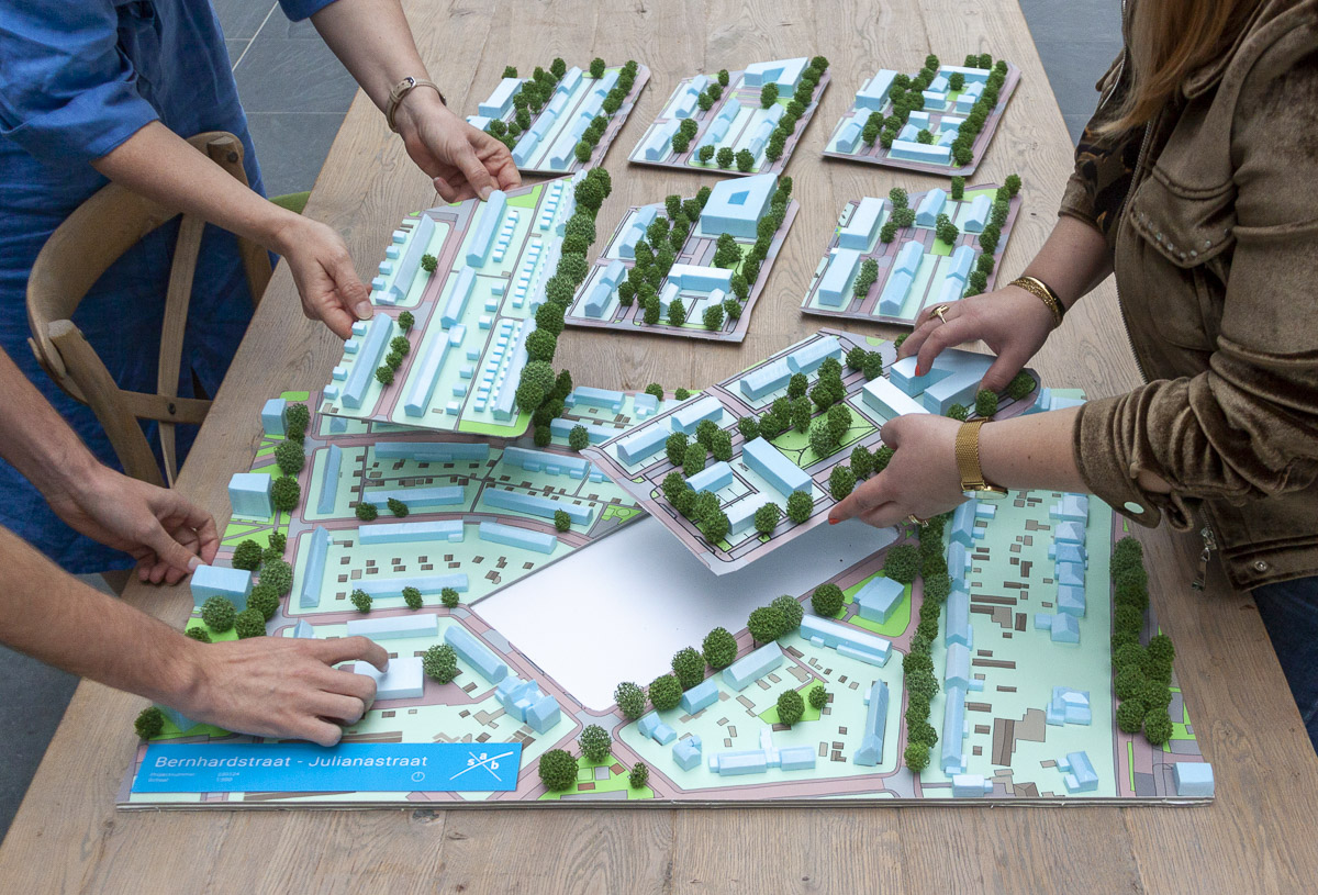 Bij een bewonersavond voor de Oranjebuurt in Breukelen zijn wensen van bewoners vertaald naar verschillende ontwerpen, tastbaar gepresenteerd als maquettes.