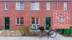 Ligusterhaag en metsel in de Kolkakkerbuurt in Ede