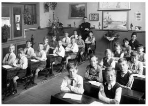 Zwart-witfoto van een klas met schoolkinderen