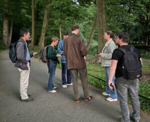 6 ecologen in een bosrijke omgeving