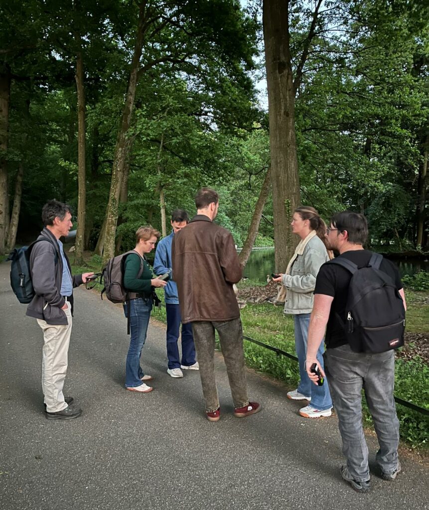 6 ecologen op pad in een bosrijke omgeving
