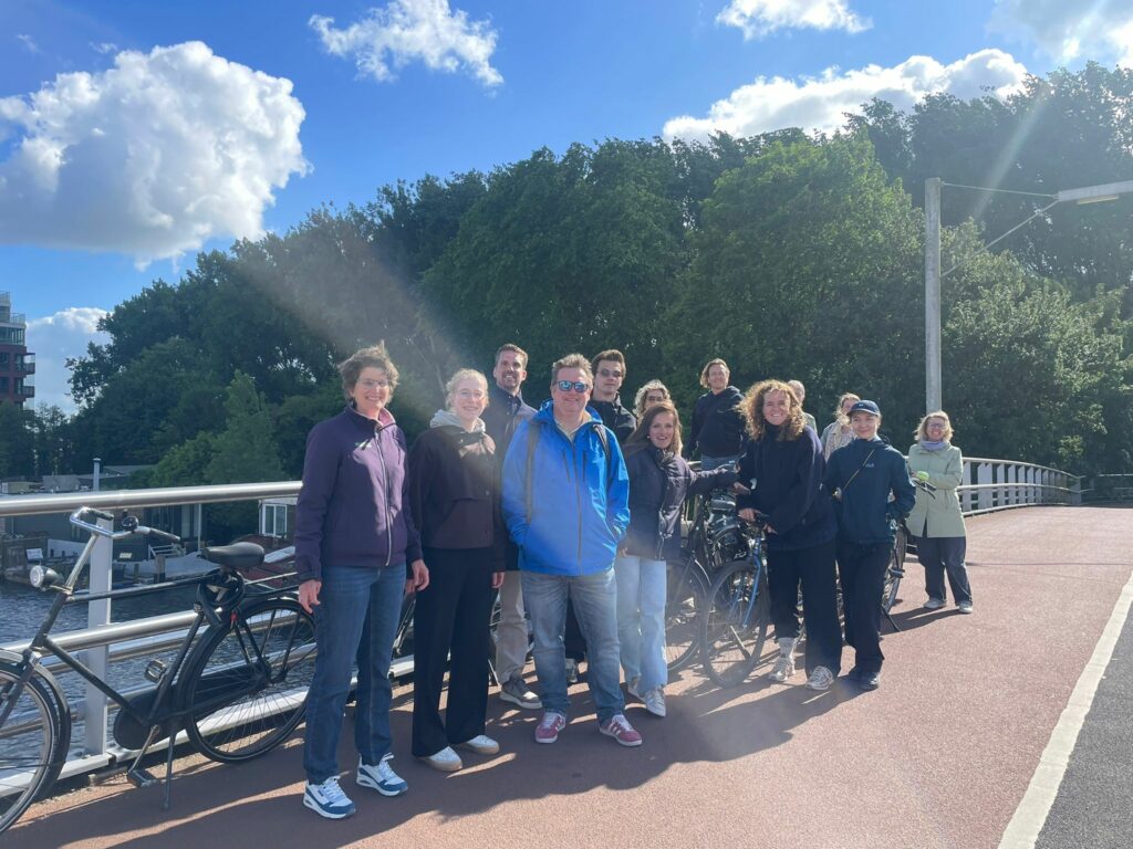 Groepsfoto op een brug